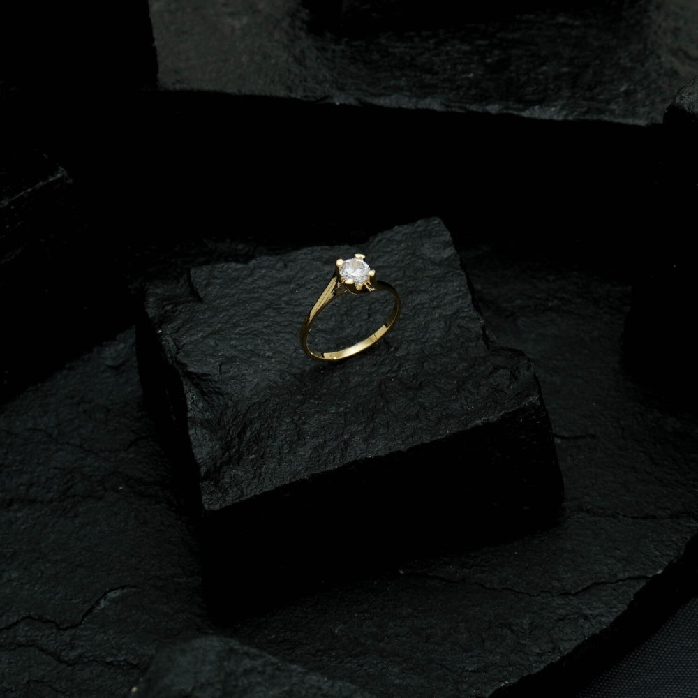 Anel Dourado Solitário com Pedra de Zircônia Pequena